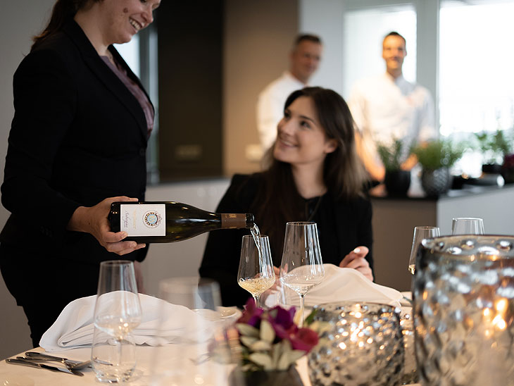 Stilvolle Menüs mit korrespondierender Weinauswahl erleben Genussreisende ganzjährig bei den Veranstaltungen des Hotel Vier Jahreszeiten Starnberg in Oberbayern © Foto: Hotel Vier Jahreszeiten Starnberg